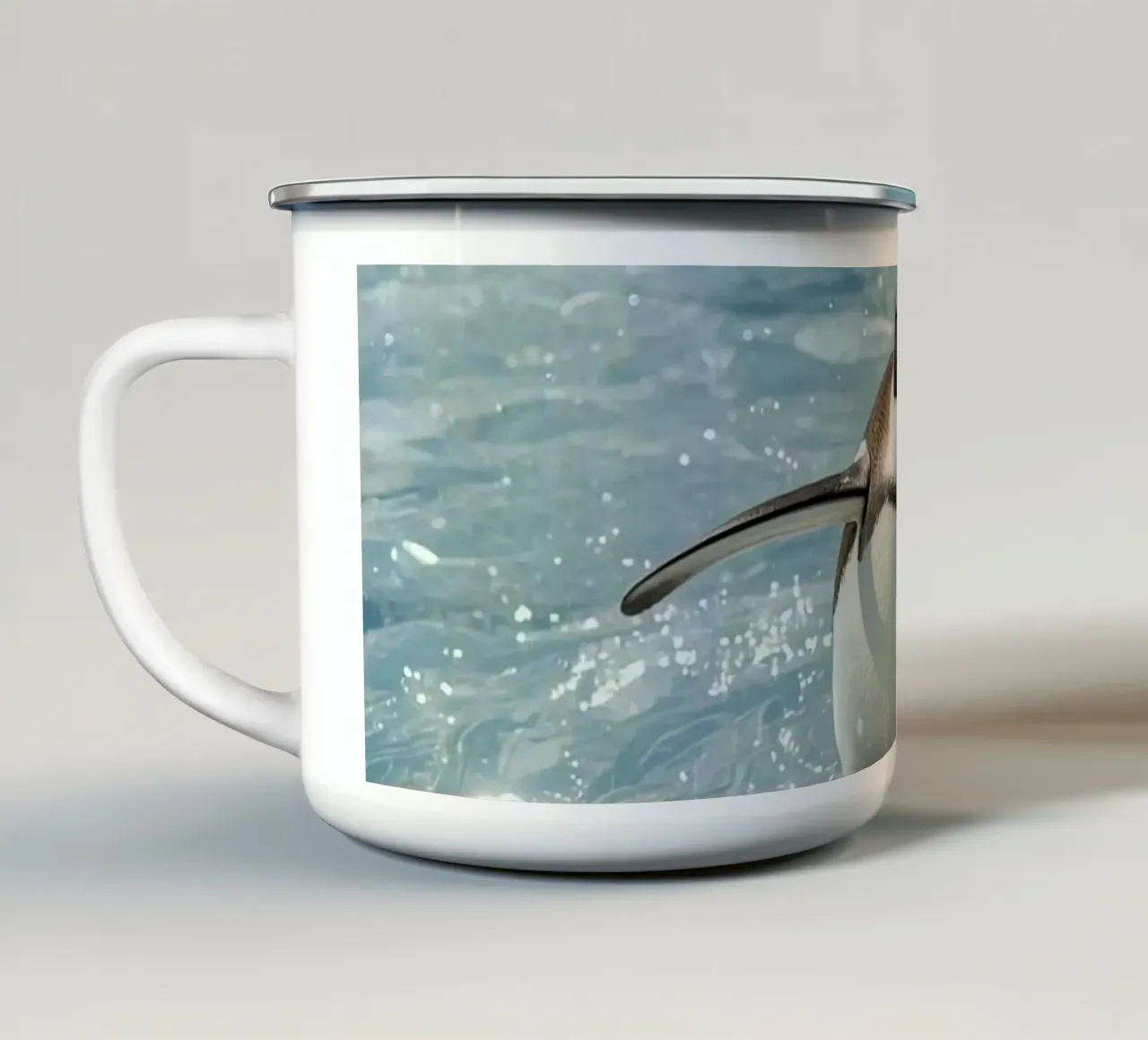 Pinguino Gentoo in piedi su una banchisa tazza in smalto da DesignDoodle