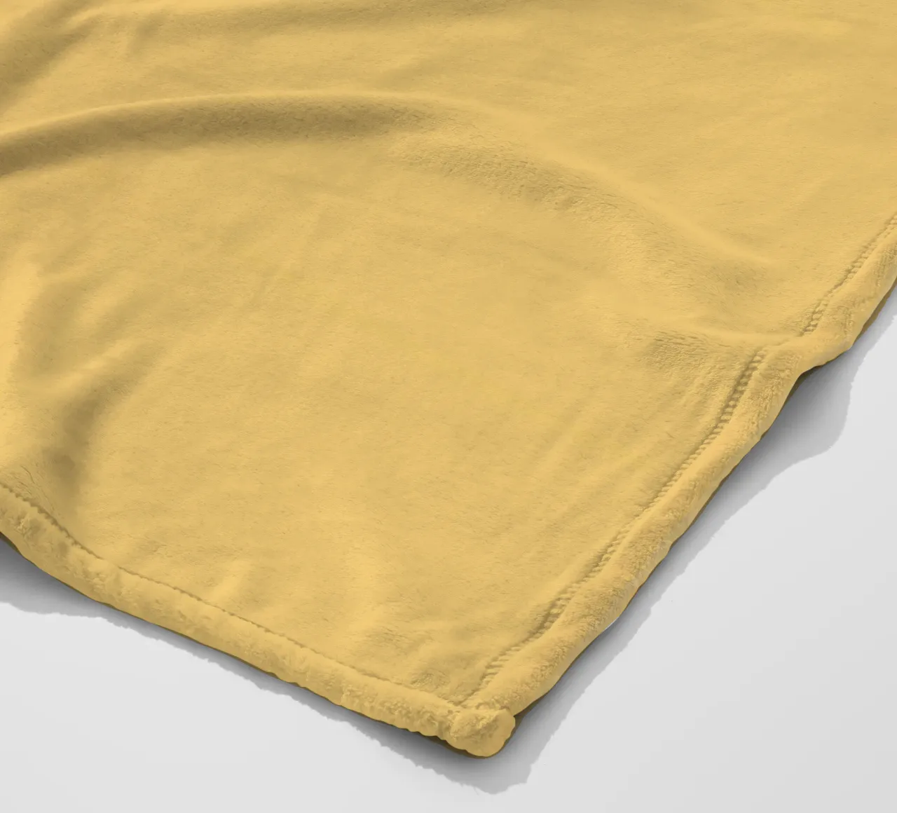Testa e collo di giraffa con sciarpa su sfondo giallo coperta in pile da DesignDoodle