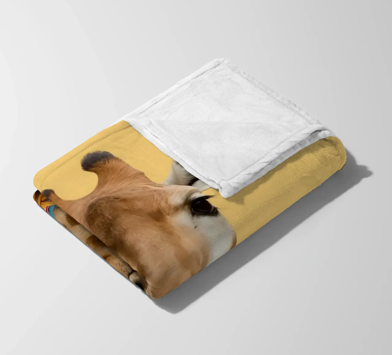 Testa e collo di giraffa con sciarpa su sfondo giallo coperta in pile da DesignDoodle