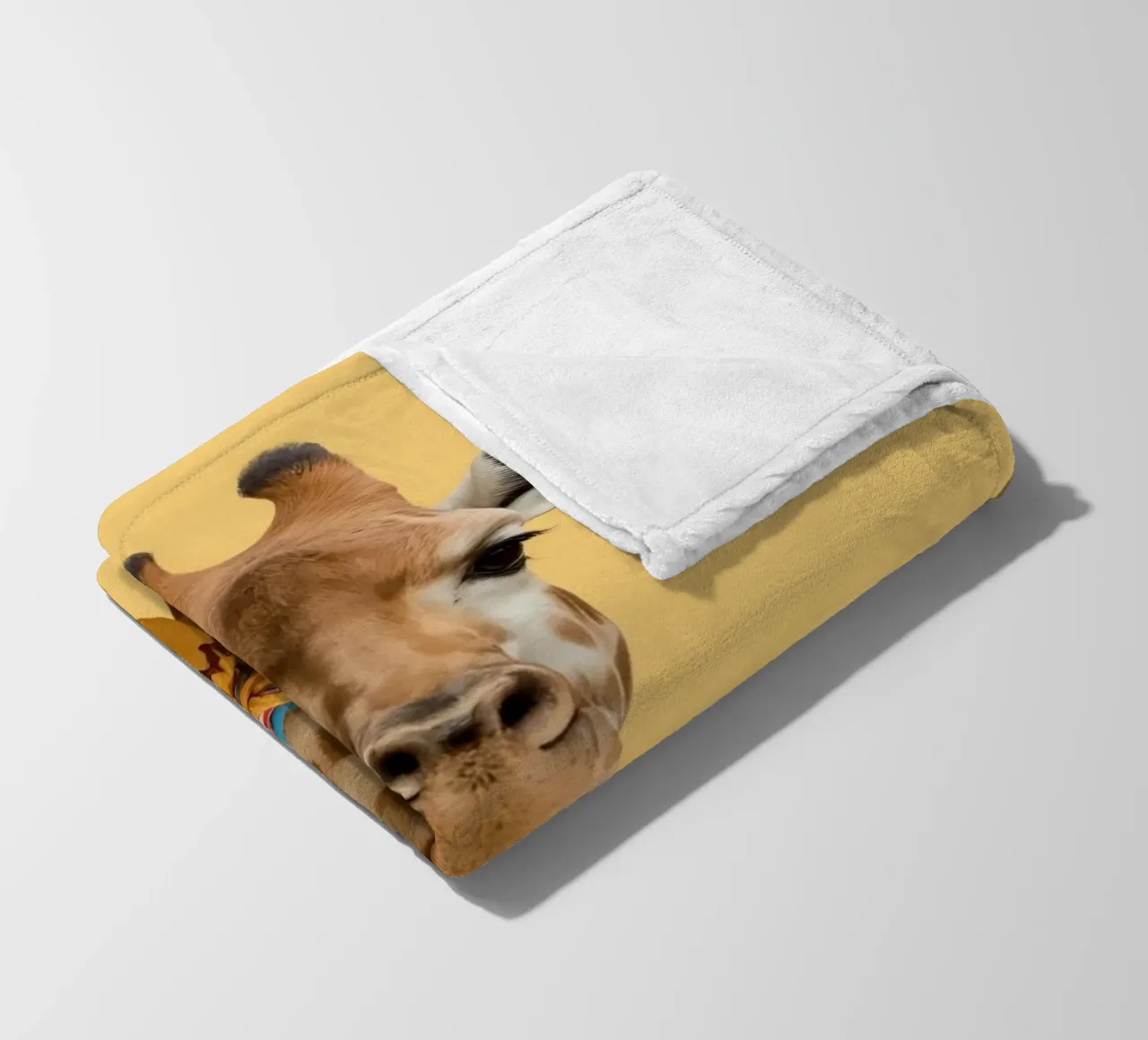 Testa e collo di giraffa con sciarpa su sfondo giallo coperta in pile da DesignDoodle