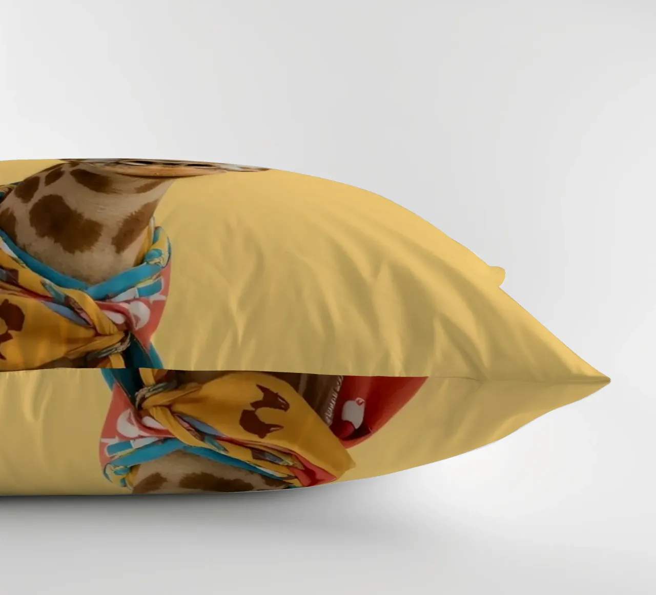 Testa e collo di giraffa con sciarpa su sfondo giallo cuscino da DesignDoodle