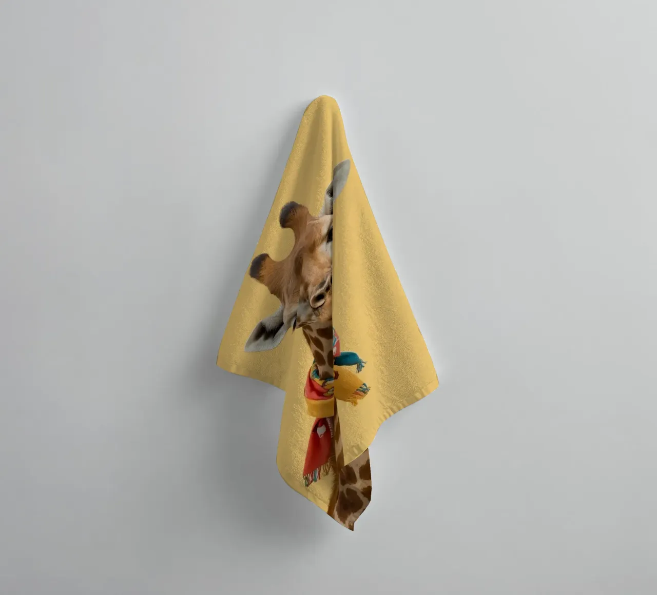 Testa e collo di giraffa con sciarpa su sfondo giallo asciugamano da bagno da DesignDoodle