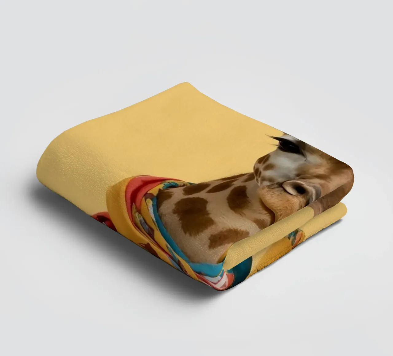 Testa e collo di giraffa con sciarpa su sfondo giallo asciugamano da bagno da DesignDoodle