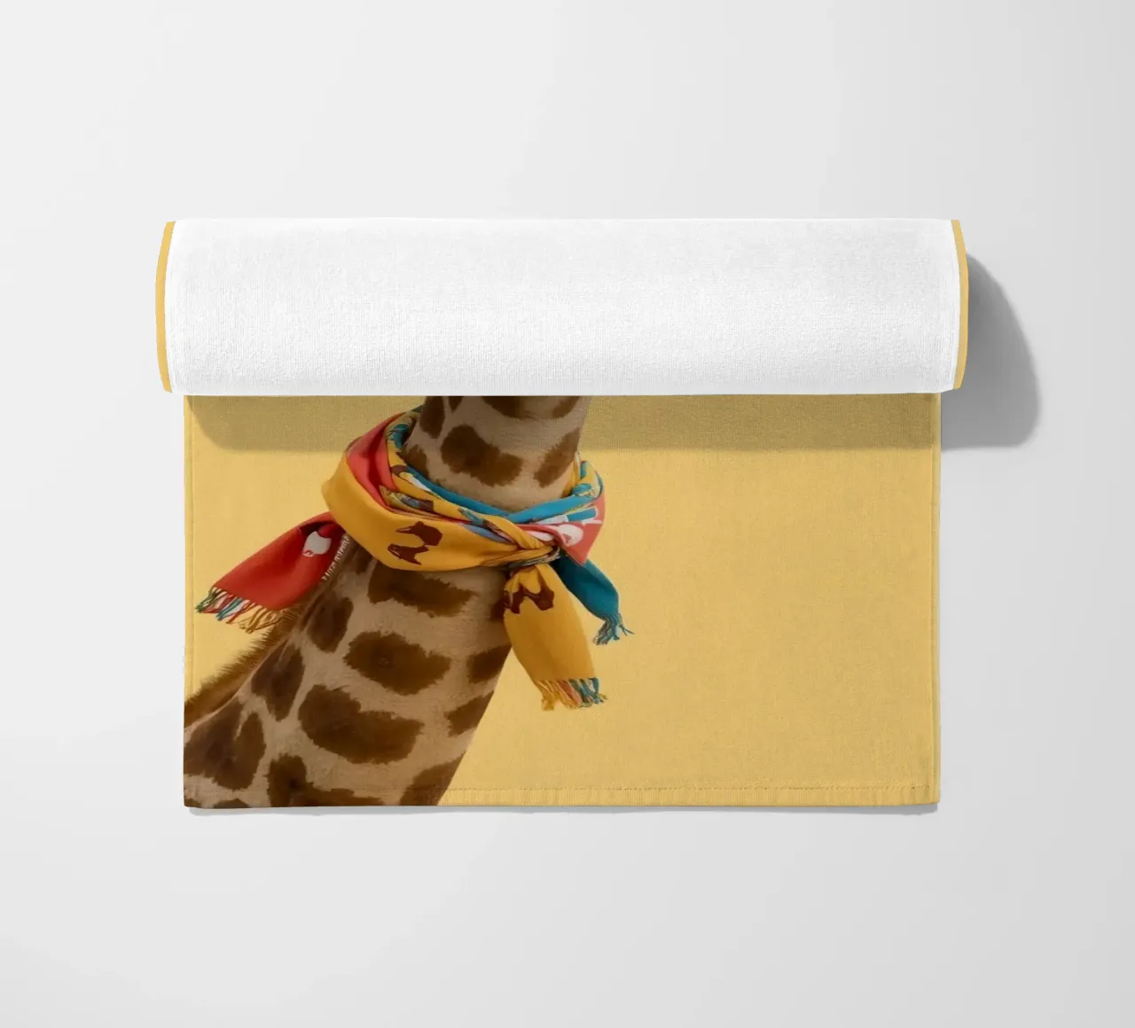 Testa e collo di giraffa con sciarpa su sfondo giallo telo mare da DesignDoodle