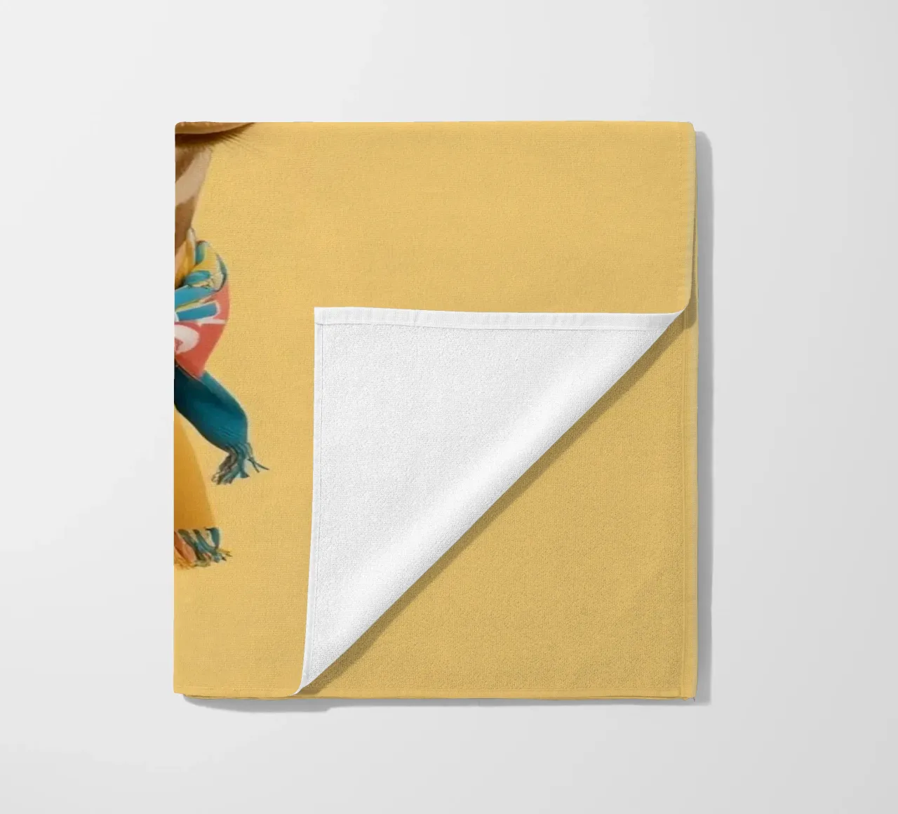 Testa e collo di giraffa con sciarpa su sfondo giallo telo mare da DesignDoodle