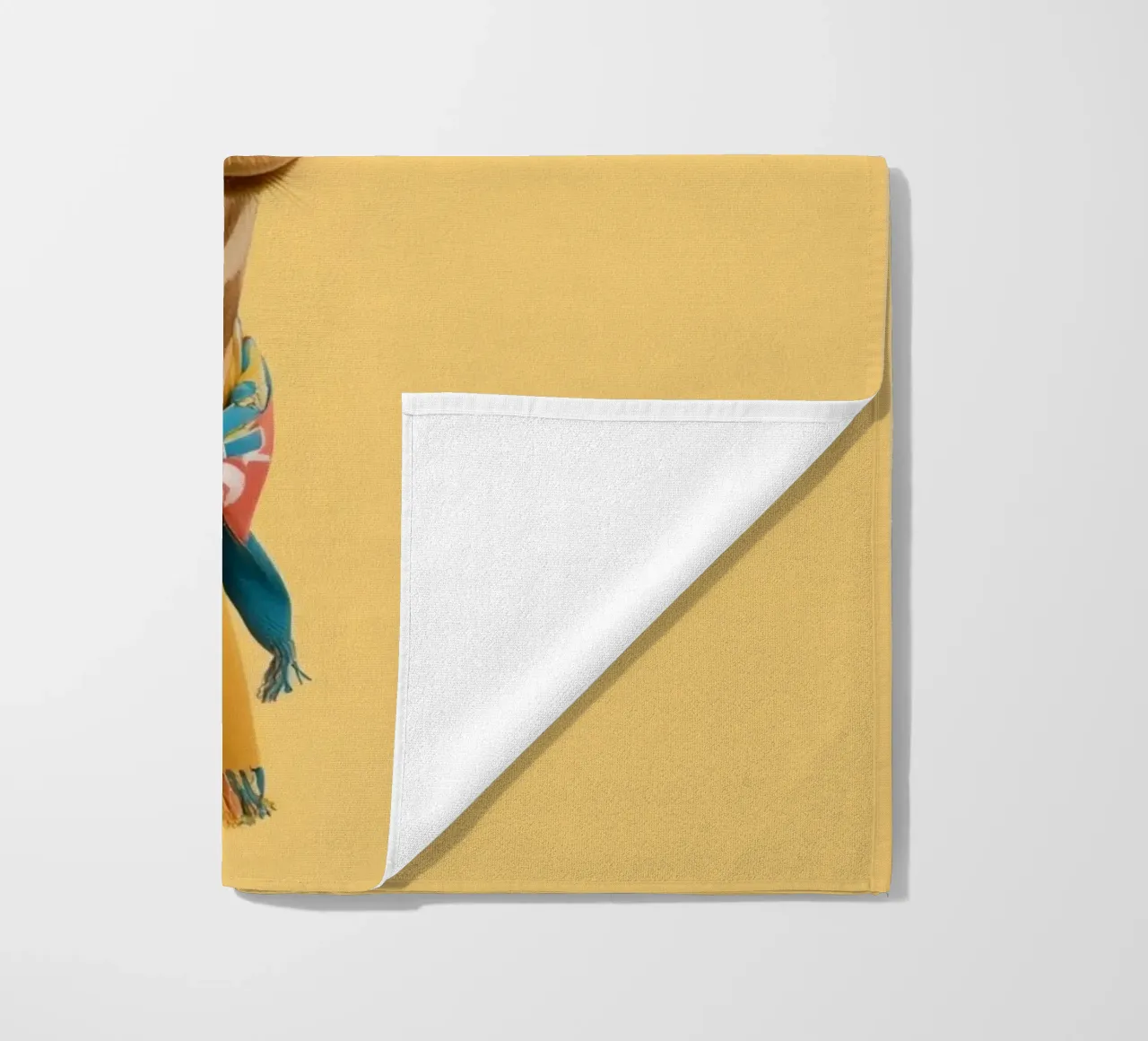 Testa e collo di giraffa con sciarpa su sfondo giallo telo mare da DesignDoodle