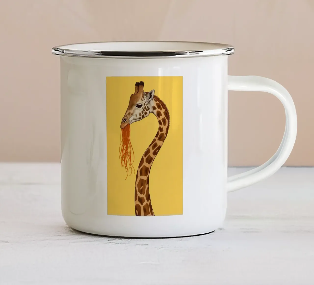Giraffe eet spaghetti op gele achtergrond emaille mok van DesignDoodle