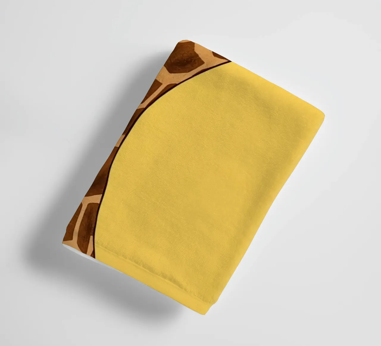 Girafe mangeant des spaghettis sur fond jaune serviette de bain de DesignDoodle