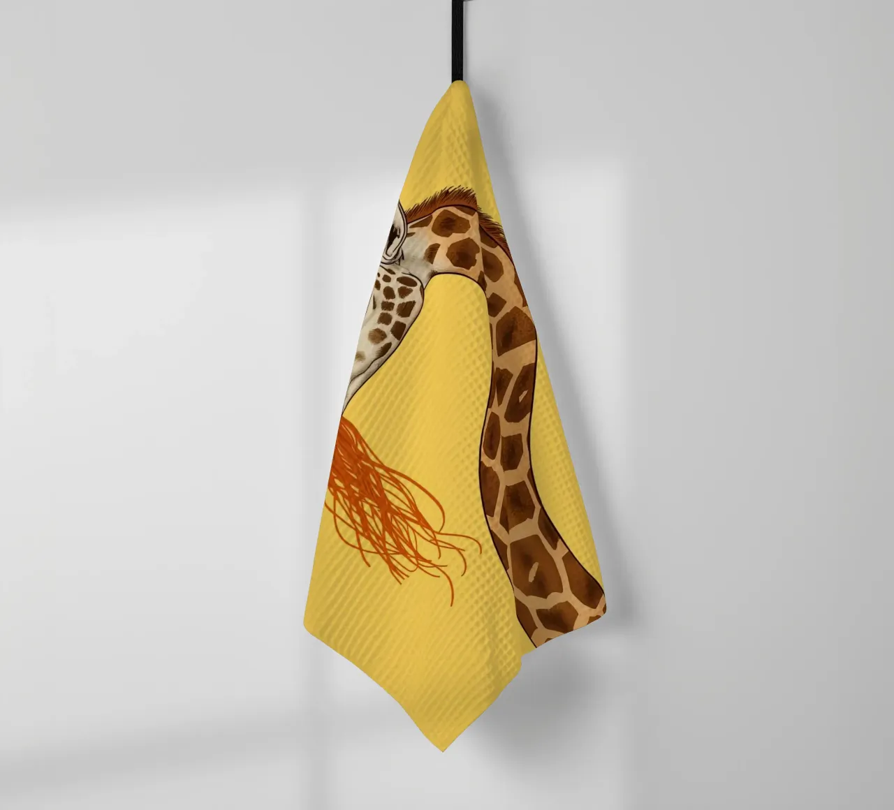 Girafe mangeant des spaghettis sur fond jaune torchon de DesignDoodle