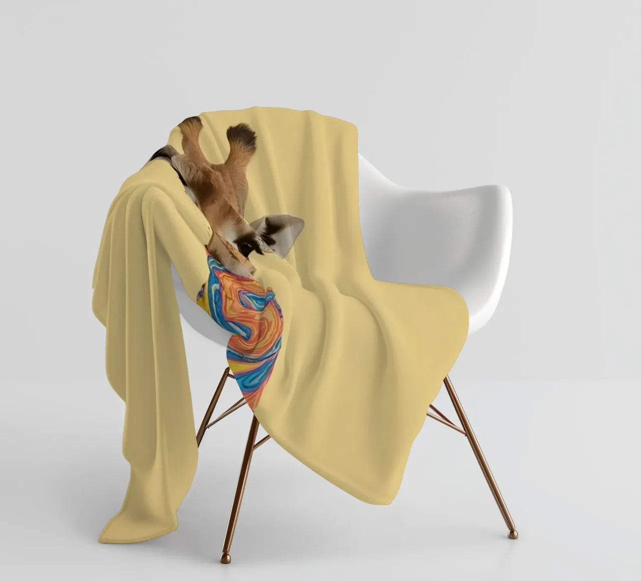 Giraffa con sciarpa a fantasia coperta in pile da DesignDoodle