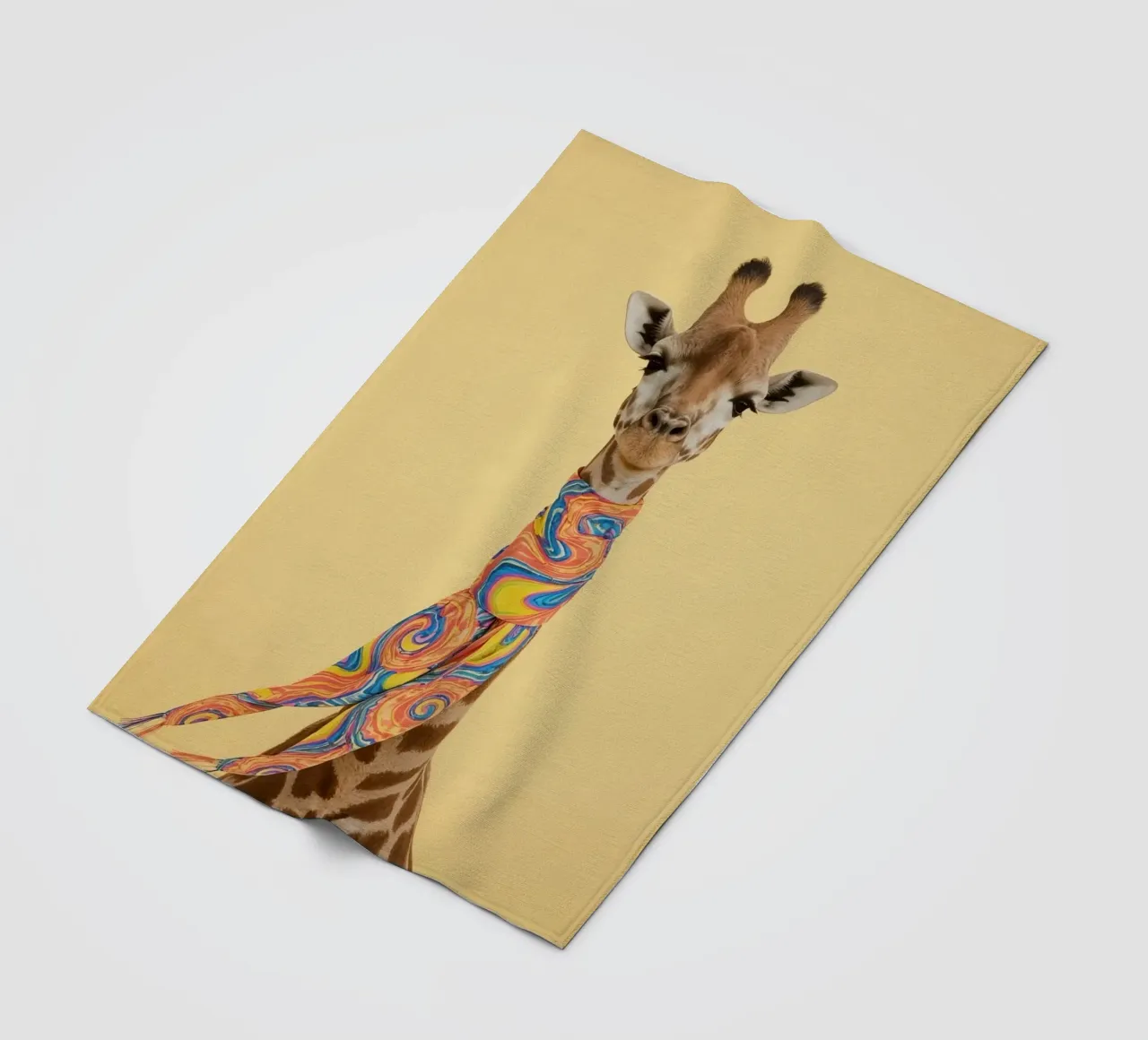 Giraffa con sciarpa a fantasia coperta in pile da DesignDoodle