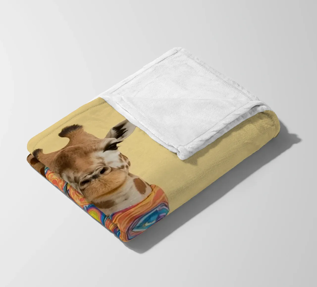 Giraffa con sciarpa a fantasia coperta in pile da DesignDoodle