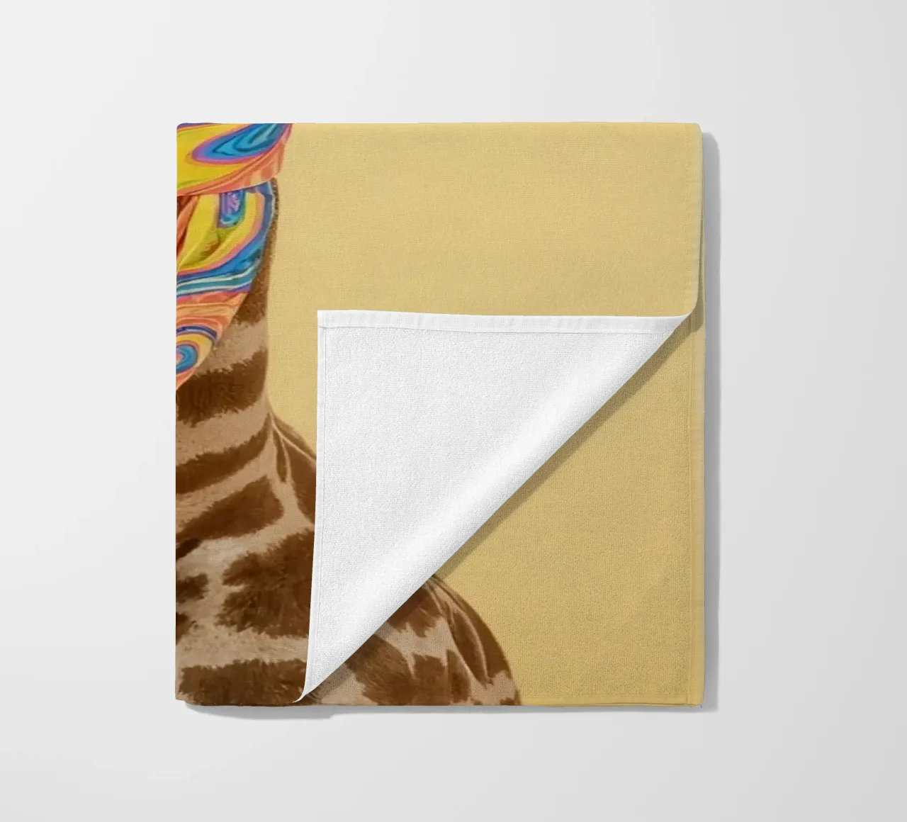 Giraffa con sciarpa a fantasia telo mare da DesignDoodle
