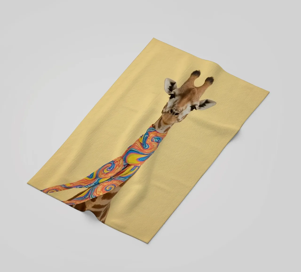 Giraffa con sciarpa a fantasia telo mare da DesignDoodle