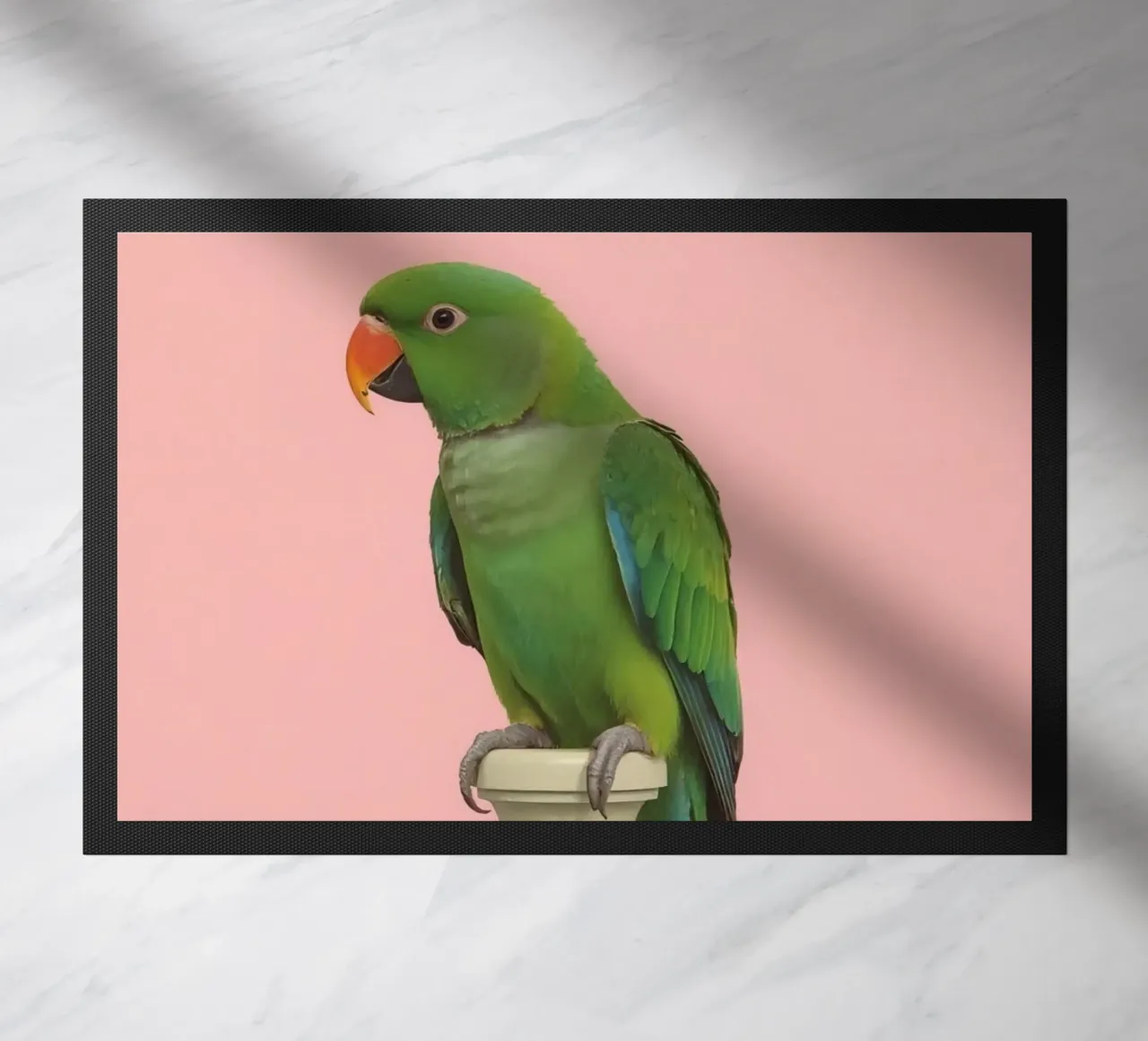 Pappagallo verde su palo a strisce bianche e rosse zerbino da DesignDoodle