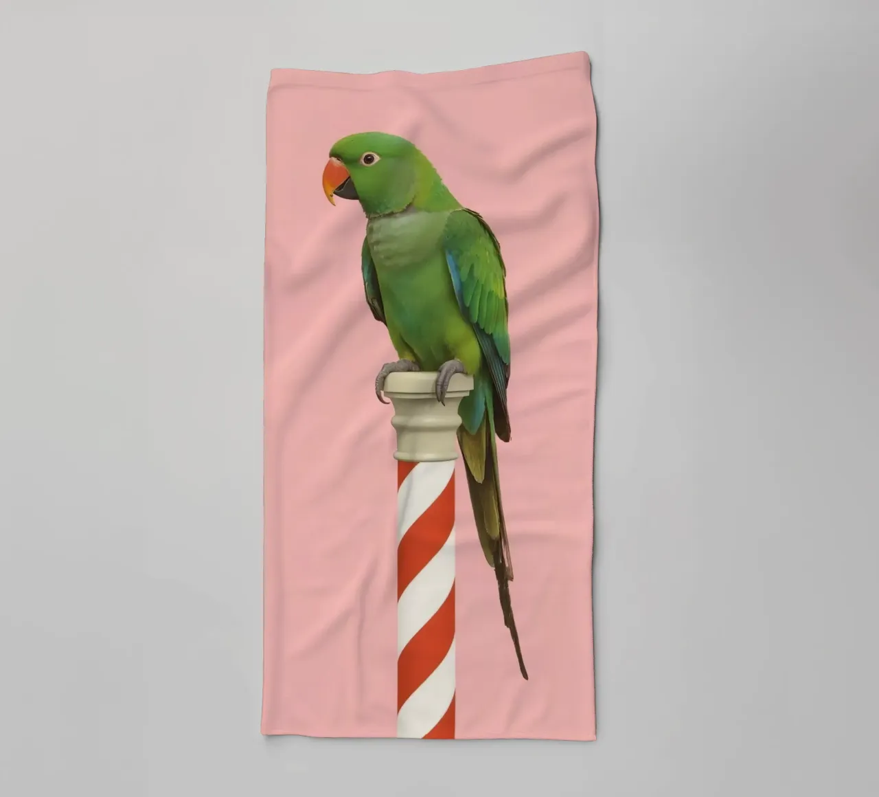 Pappagallo verde su palo a strisce bianche e rosse asciugamano da bagno da DesignDoodle