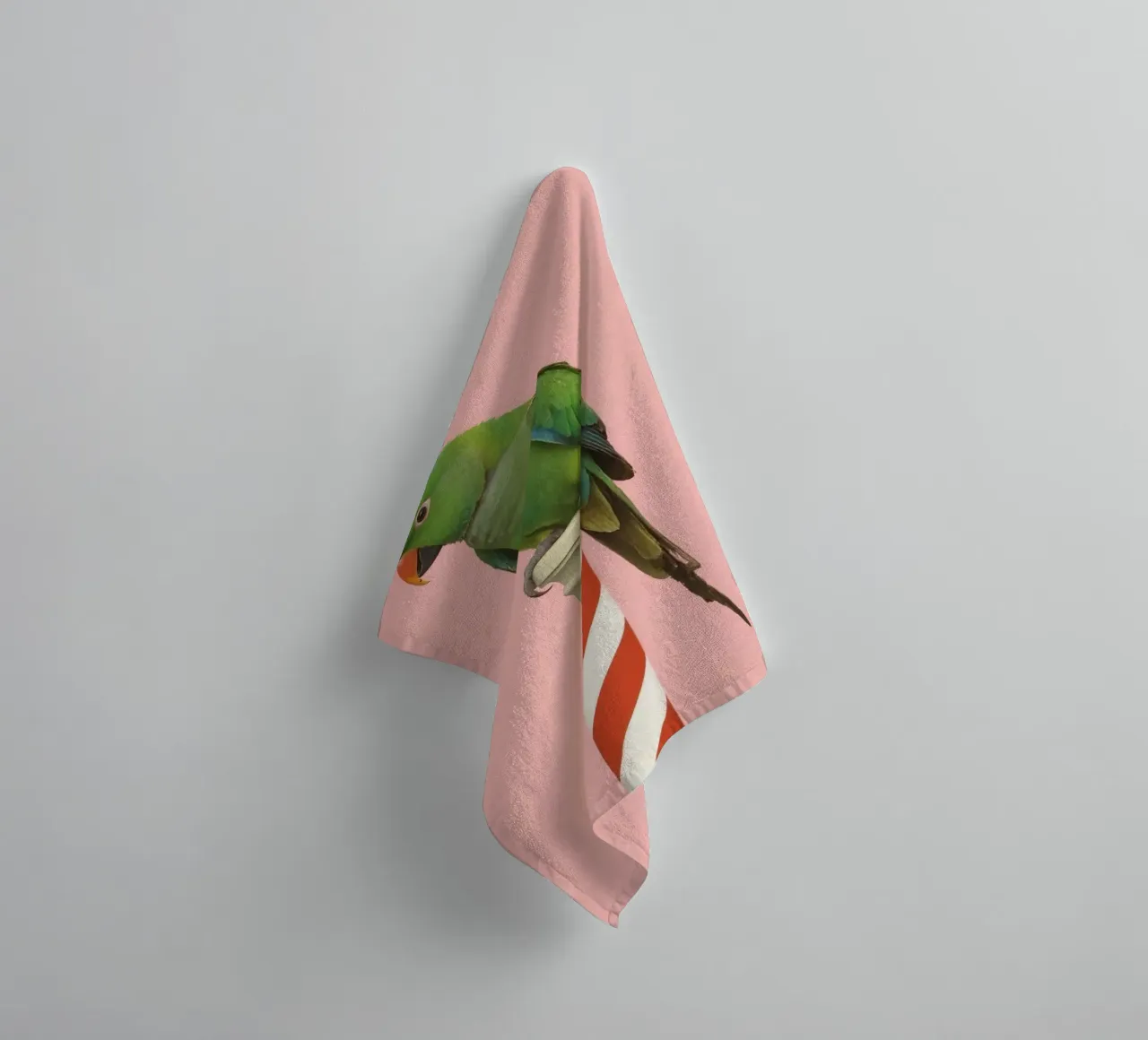 Pappagallo verde su palo a strisce bianche e rosse asciugamano da bagno da DesignDoodle