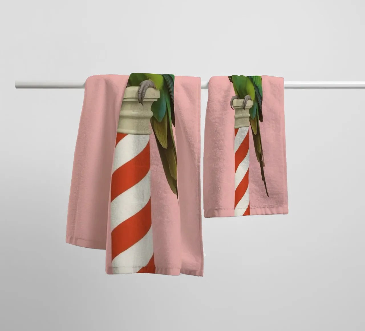 Pappagallo verde su palo a strisce bianche e rosse asciugamano da bagno da DesignDoodle