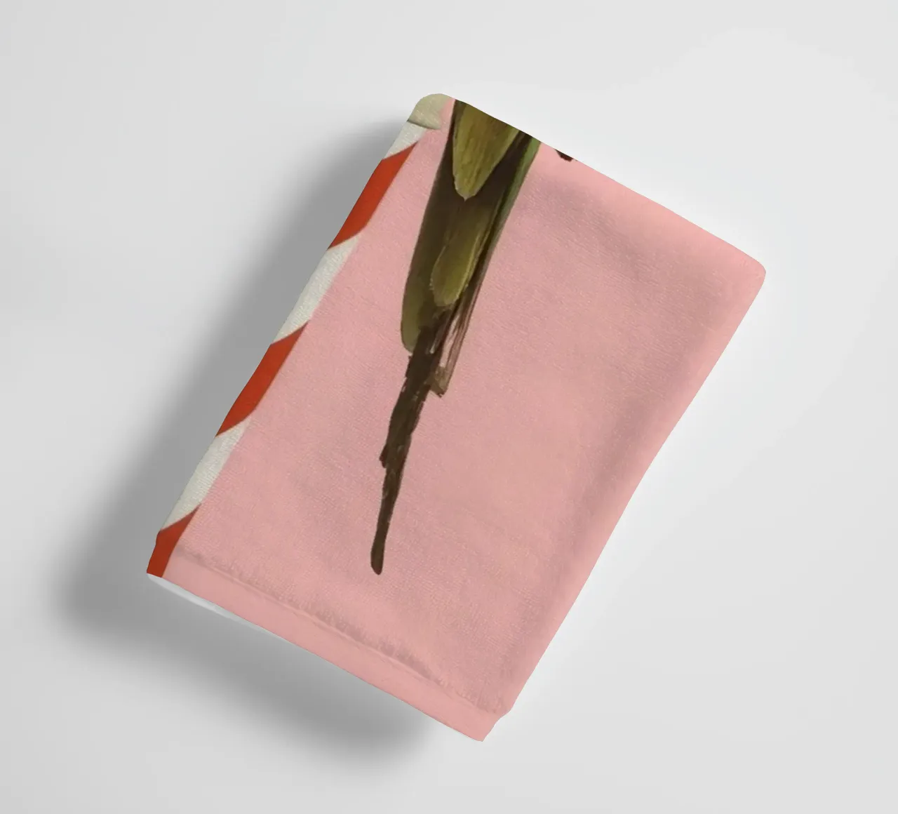 Pappagallo verde su palo a strisce bianche e rosse asciugamano da bagno da DesignDoodle