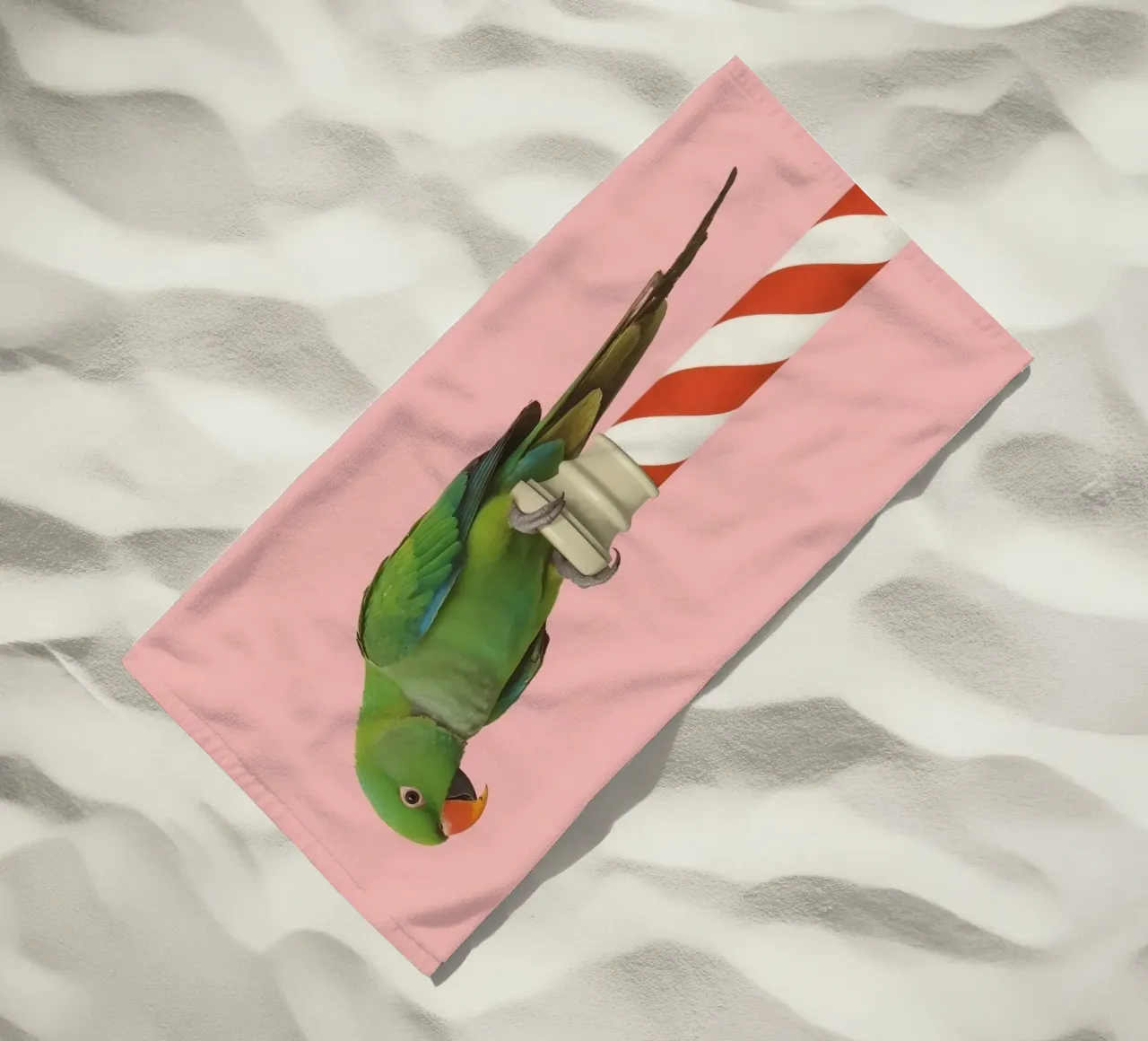 Pappagallo verde su palo a strisce bianche e rosse telo mare da DesignDoodle