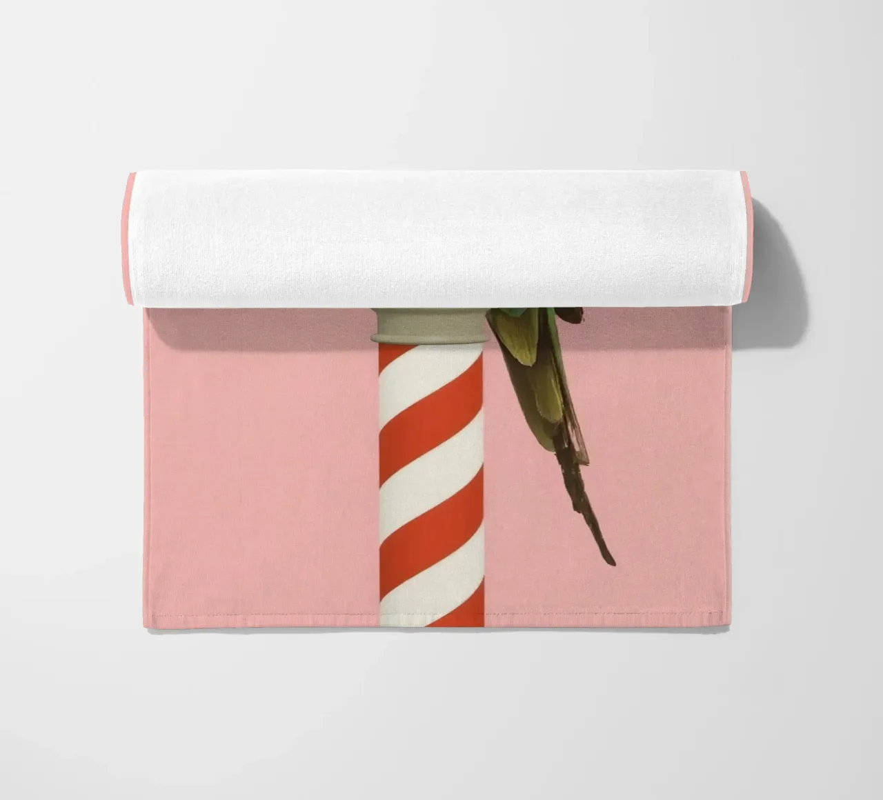 Pappagallo verde su palo a strisce bianche e rosse telo mare da DesignDoodle