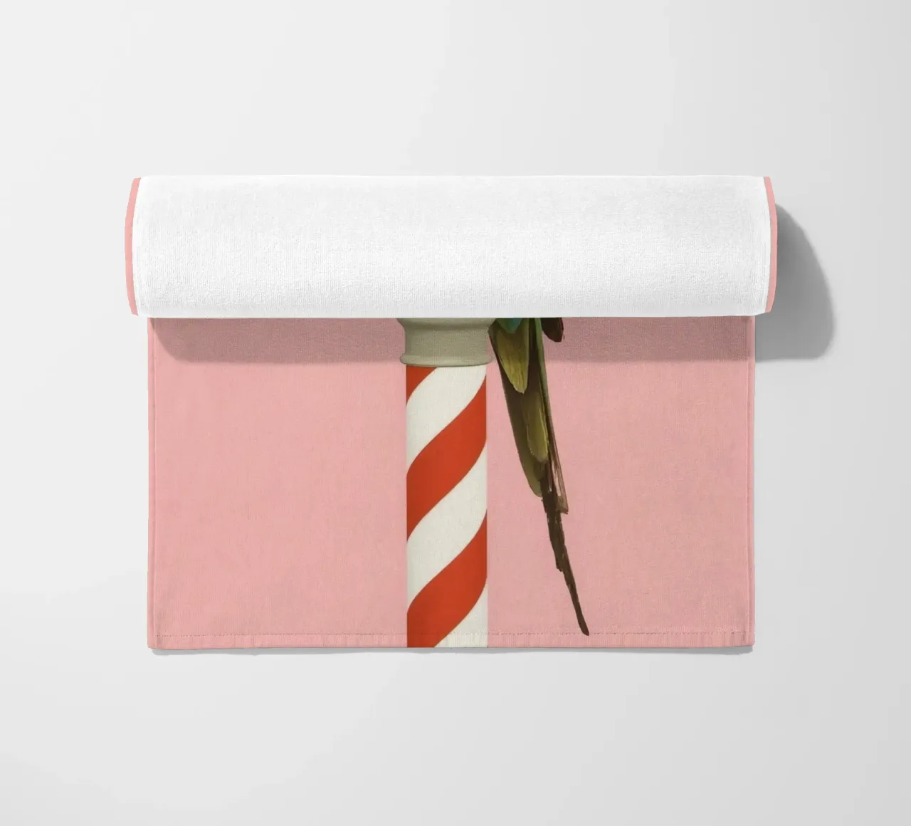 Pappagallo verde su palo a strisce bianche e rosse telo mare da DesignDoodle