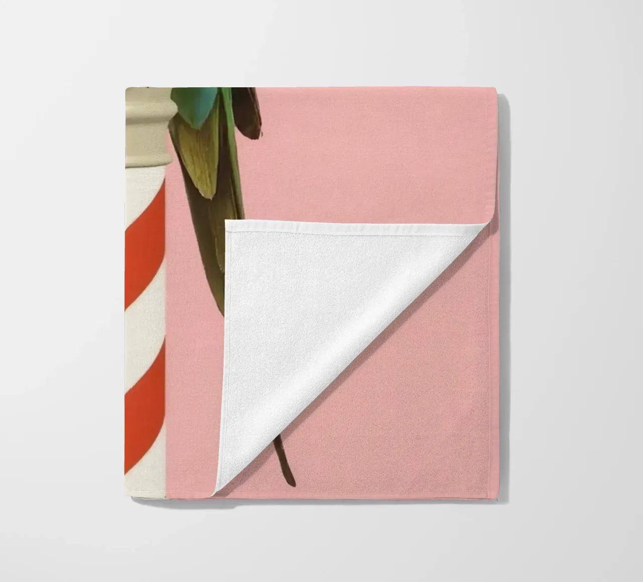 Pappagallo verde su palo a strisce bianche e rosse telo mare da DesignDoodle