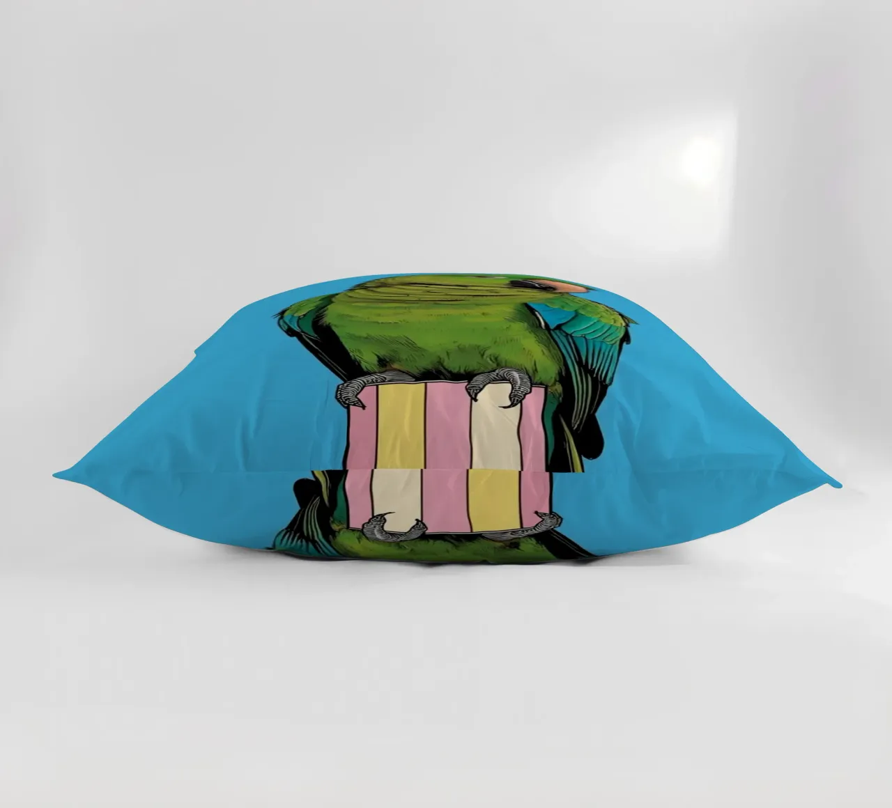 Pappagallo verde su colonna a righe cuscino da DesignDoodle