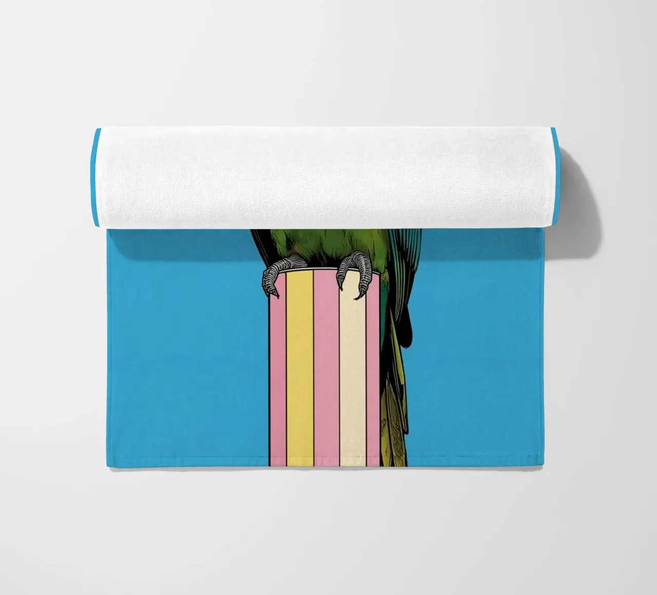 Pappagallo verde su colonna a righe telo mare da DesignDoodle