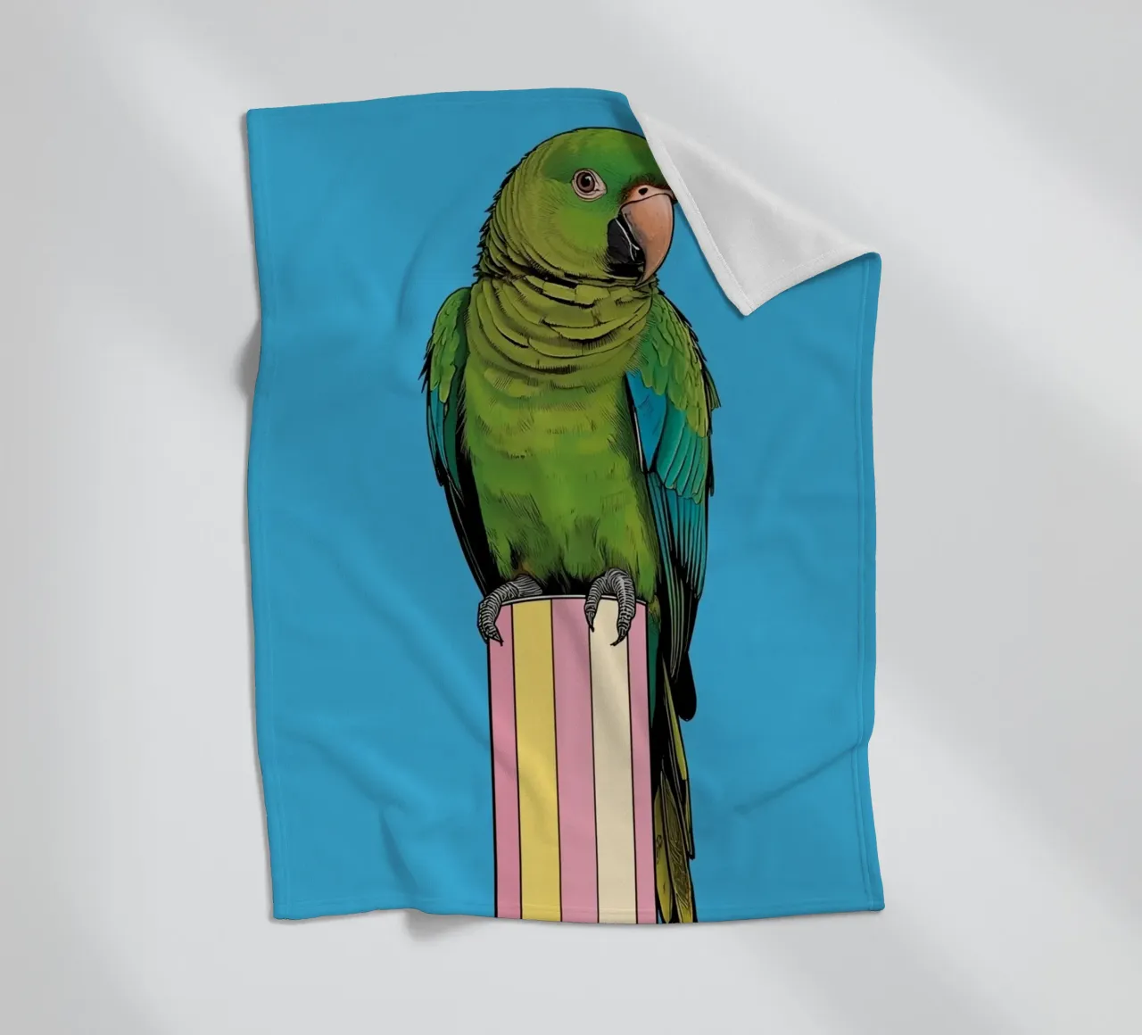 Pappagallo verde su colonna a righe coperta in pile da DesignDoodle
