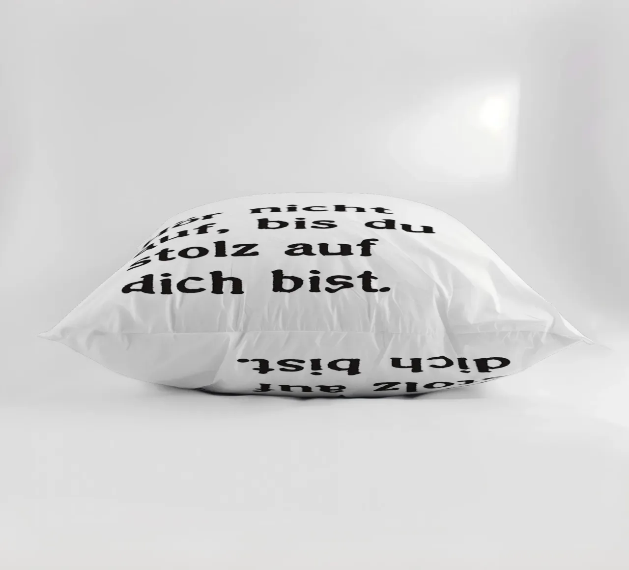 Hör nicht auf, bis du stolz bist. cuscino da Fraysein Design