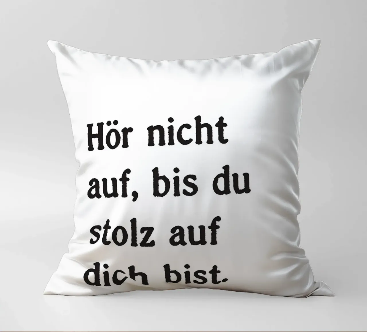 Hör nicht auf, bis du stolz bist. cuscino da Fraysein Design