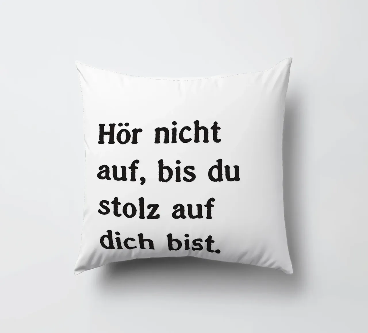 Hör nicht auf, bis du stolz bist. cuscino da Fraysein Design