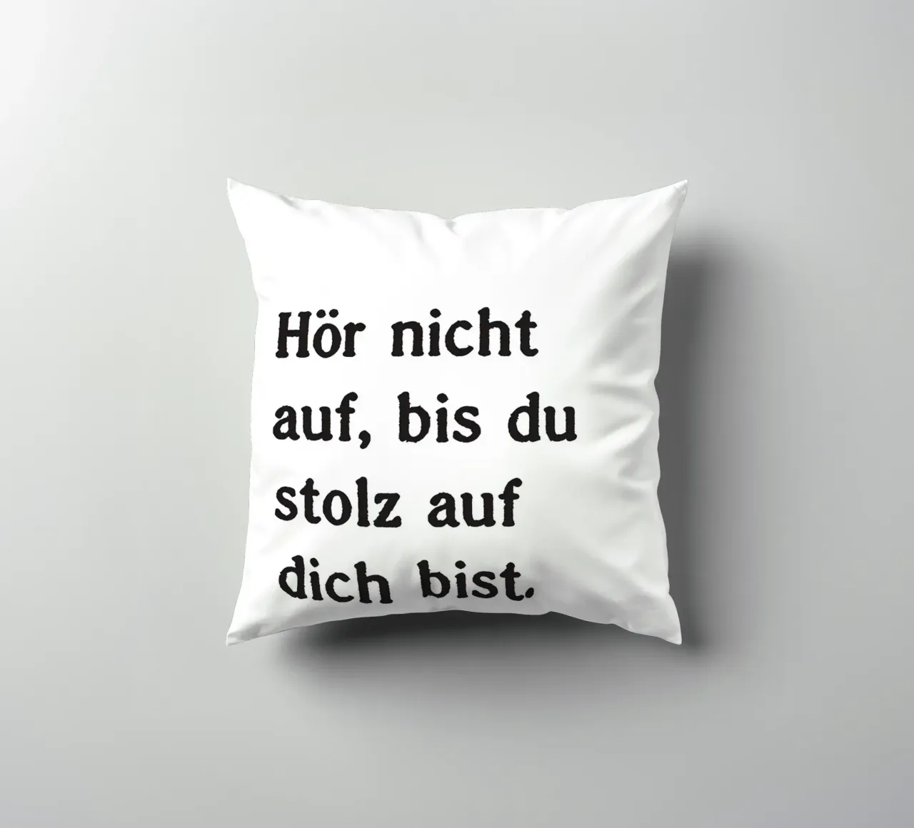 Hör nicht auf, bis du stolz bist. cuscino da Fraysein Design