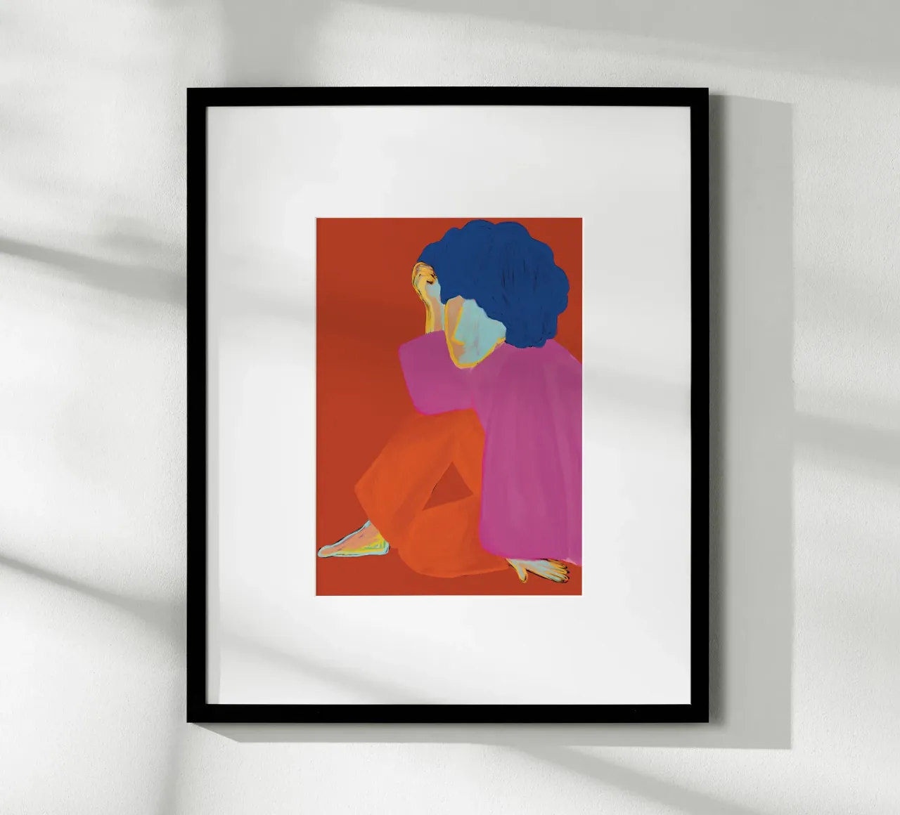 La donna in rosso e rosa poster con telaio in legno da tainah negreiros
