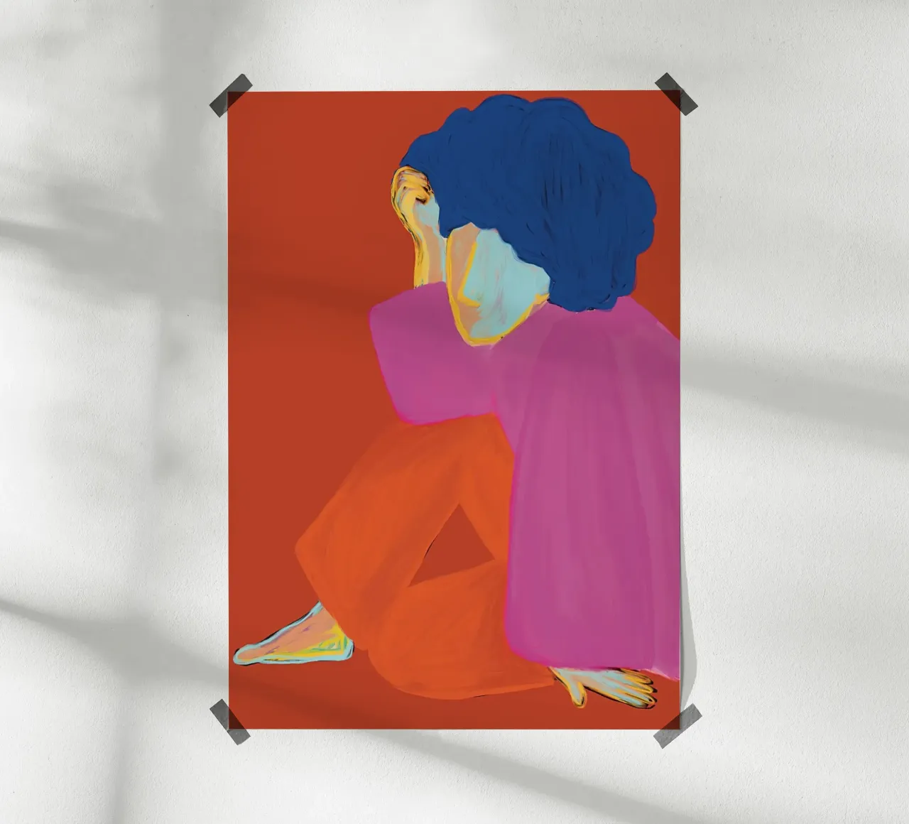La donna in rosso e rosa poster con telaio in legno da tainah negreiros