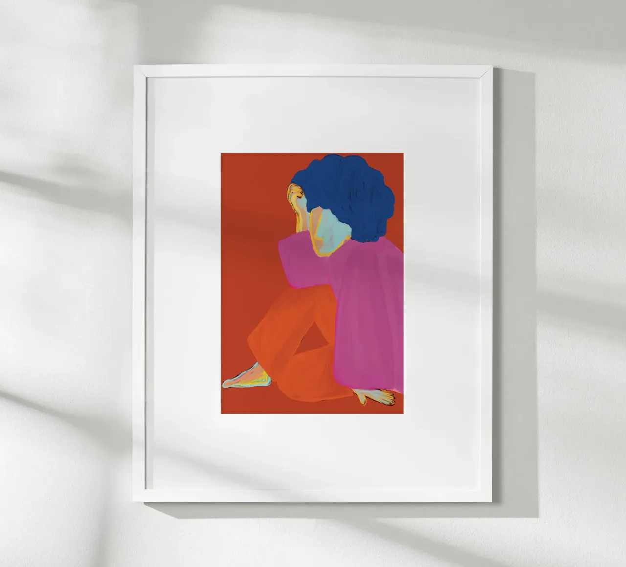 La donna in rosso e rosa poster con telaio in legno da tainah negreiros