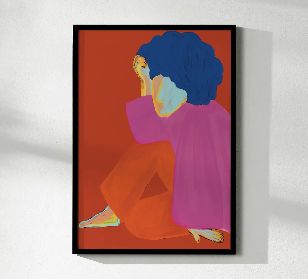 La donna in rosso e rosa poster con telaio in legno da tainah negreiros