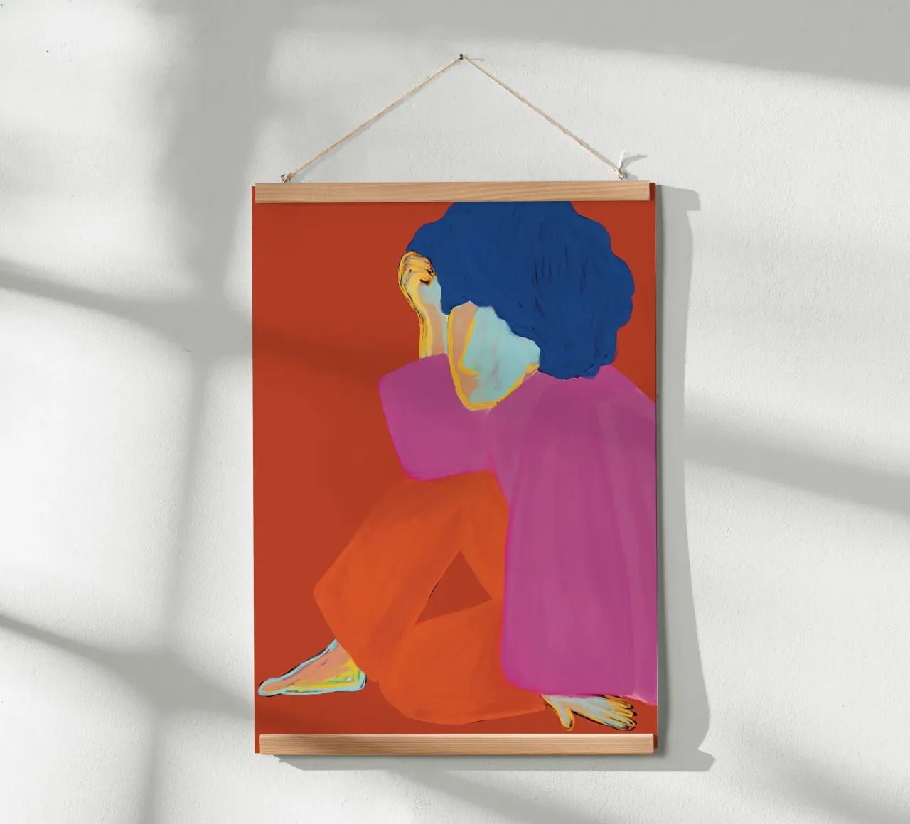 La donna in rosso e rosa poster con telaio in legno da tainah negreiros