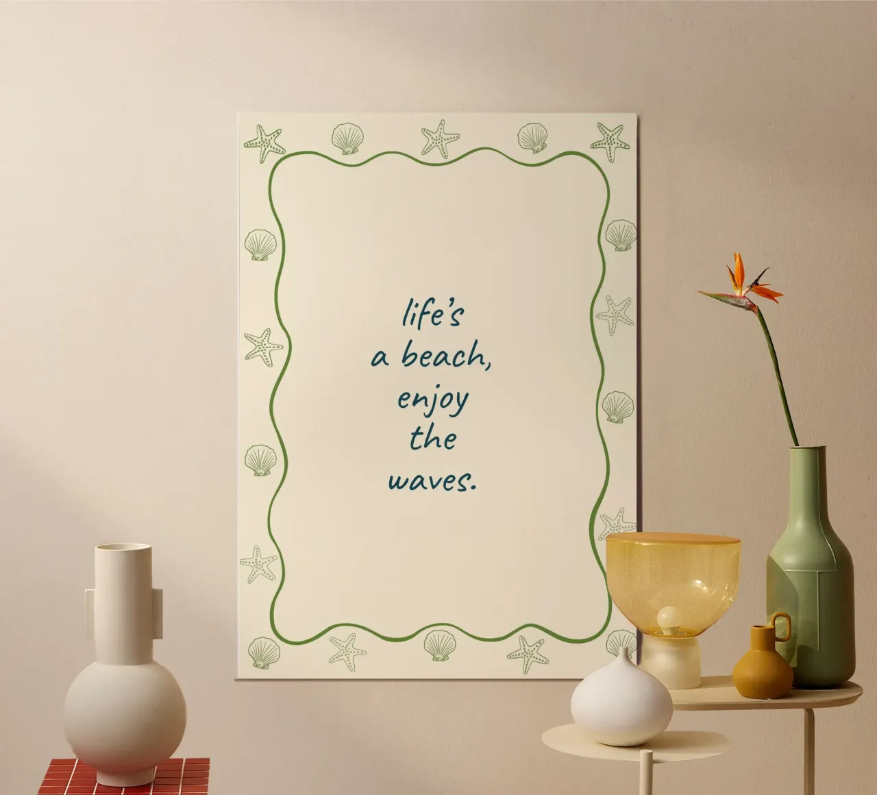 Life's a Beach Zitat, Küsten Kunstdruck, Sommer Vibe Poster mit Kunststoffrahmen von dawnthesea