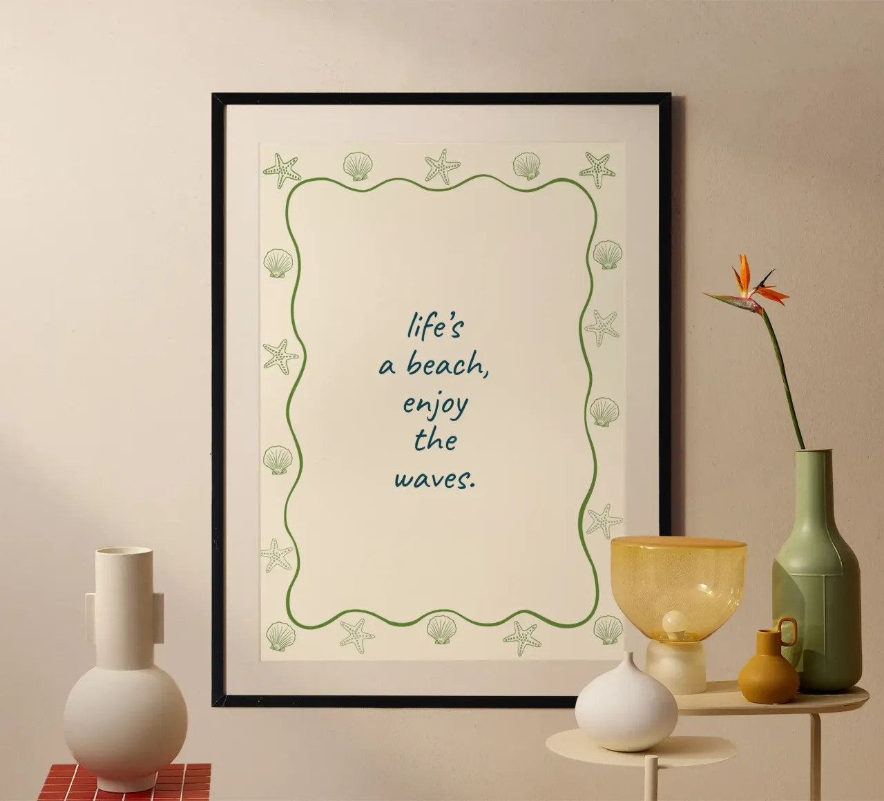 Life's a Beach Zitat, Küsten Kunstdruck, Sommer Vibe Poster mit Kunststoffrahmen von dawnthesea