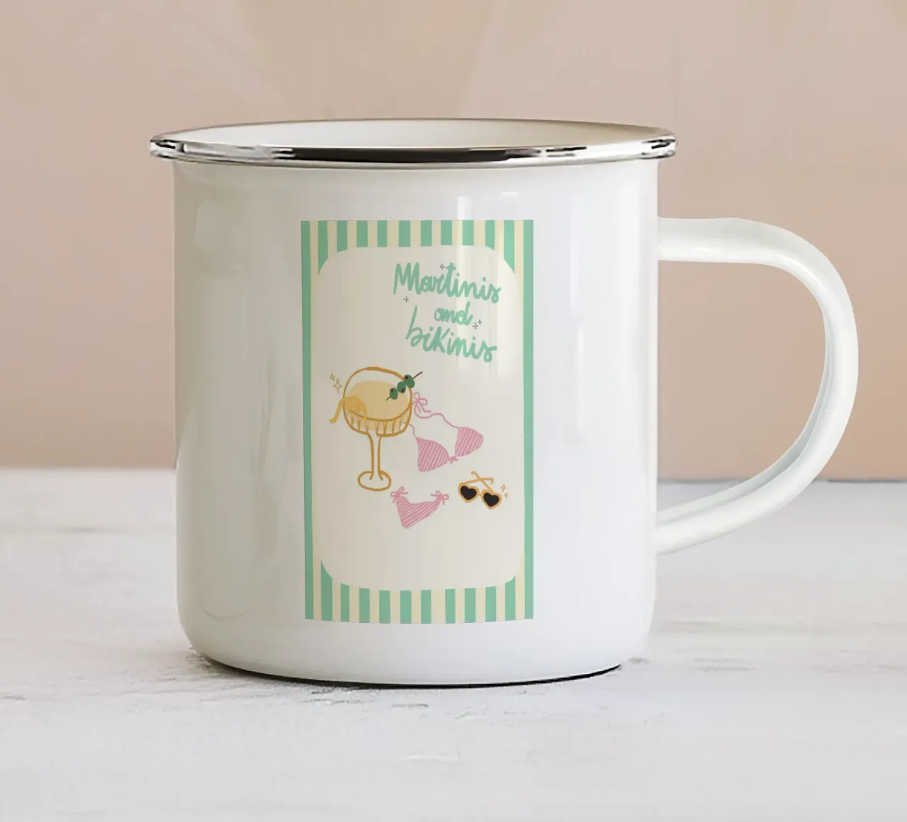 Martinis und Bikinis, Retro-Cocktail-Kunst, Summer Vibe Emaille Tasse von dawnthesea