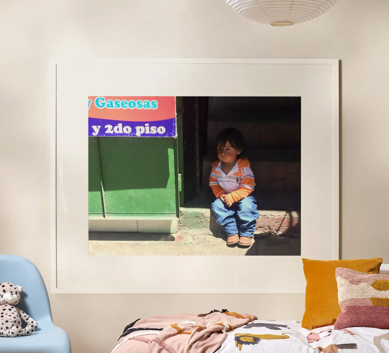 ritratto di un bambino del mondo poster con telaio in legno da LinaTravels