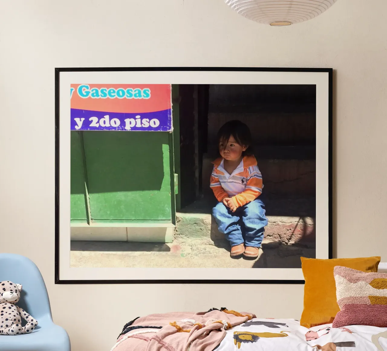 ritratto di un bambino del mondo poster con telaio in legno da LinaTravels