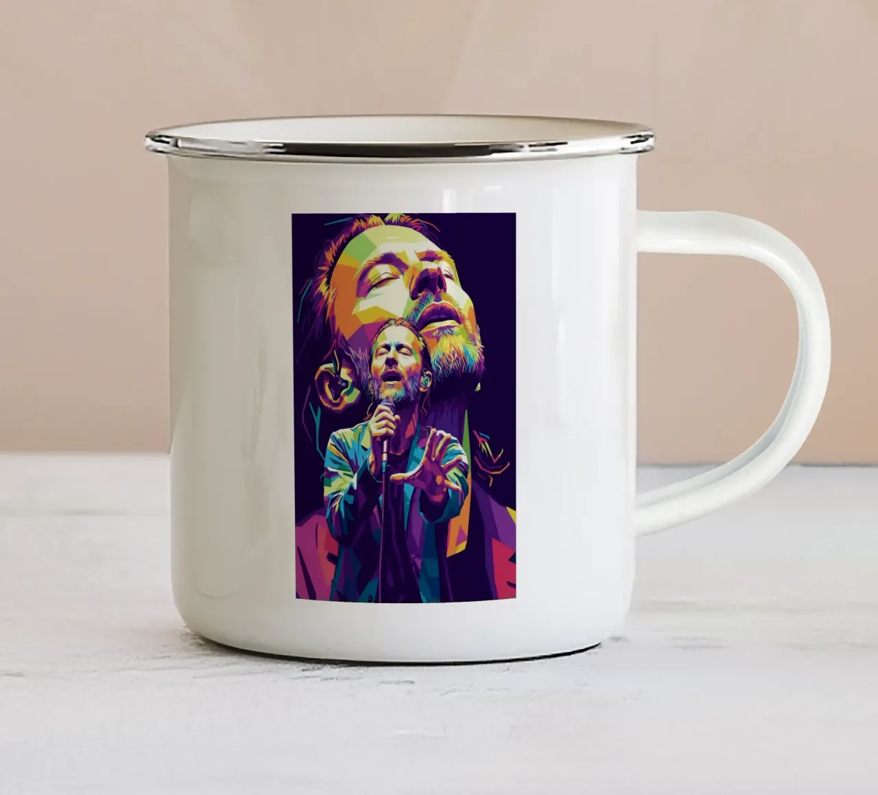 Performance di Thom Yorke sul palco tazza in smalto da Hantamrata
