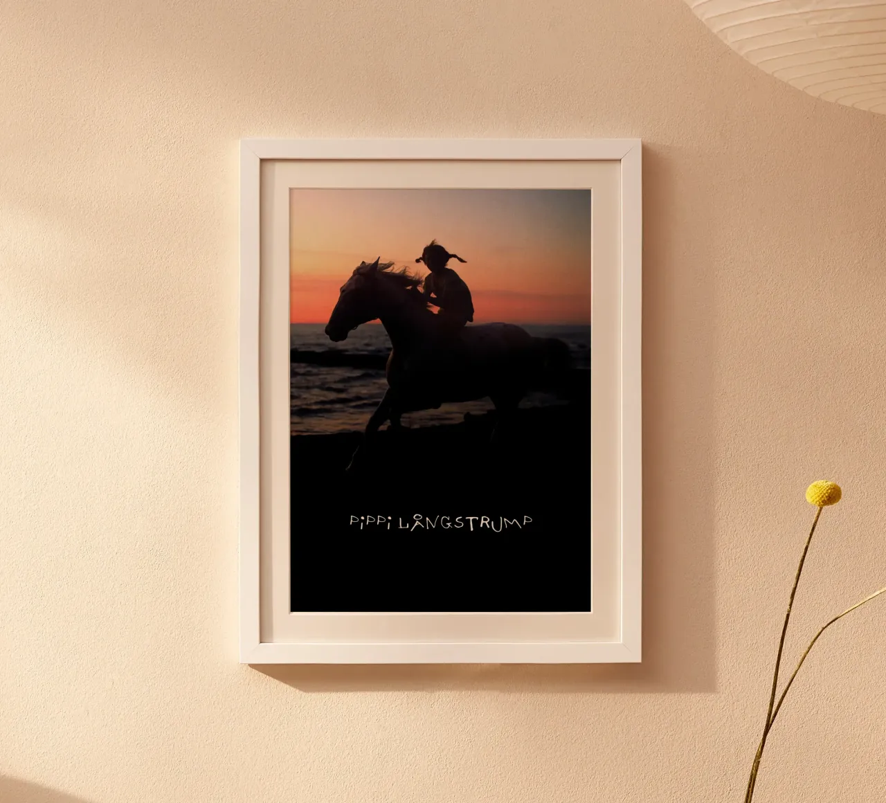 Pippi - Cavalcare al tramonto poster con telaio in plastica da Earl Beeman