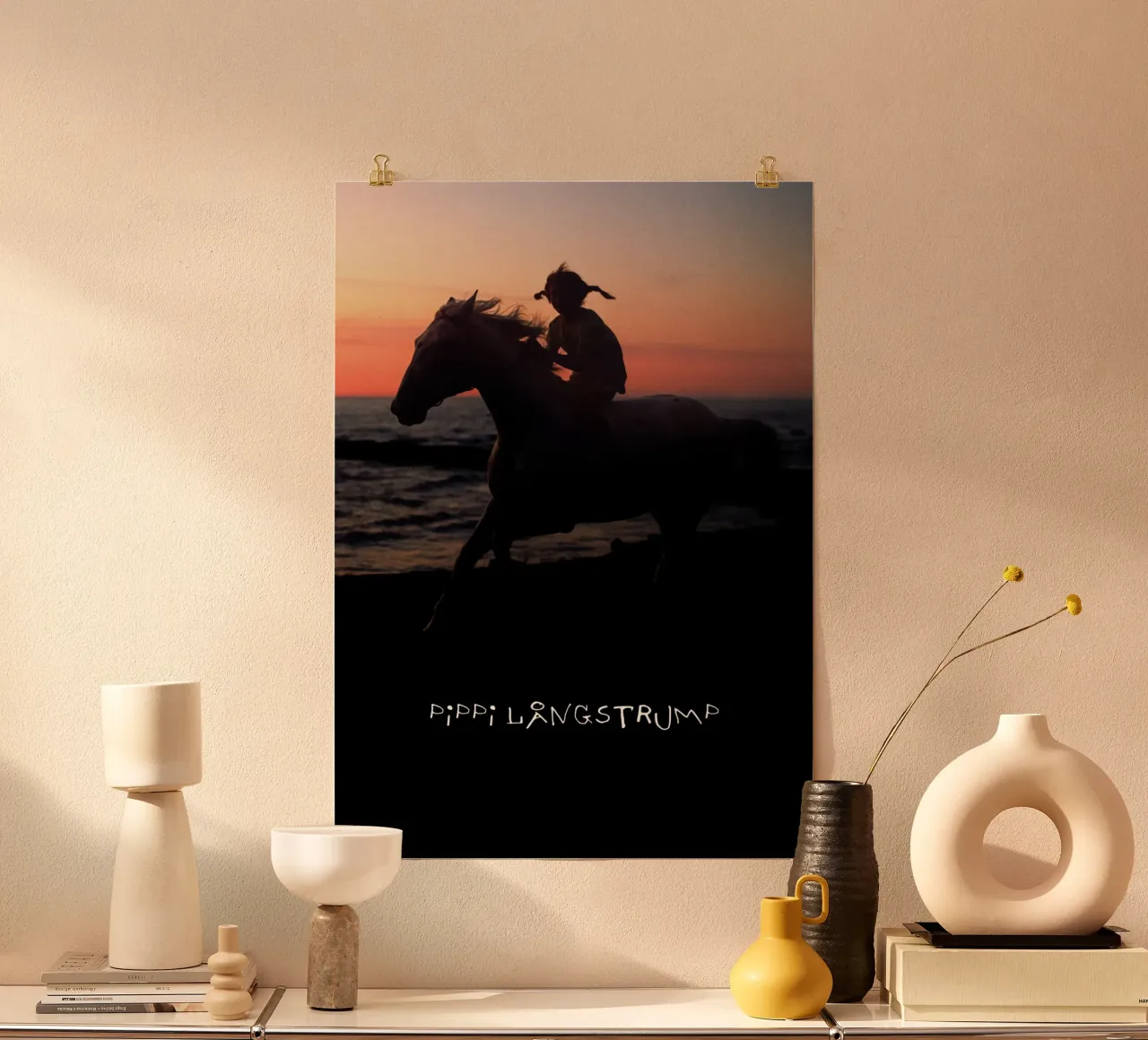 Pippi - Cavalcare al tramonto poster con telaio in plastica da Earl Beeman