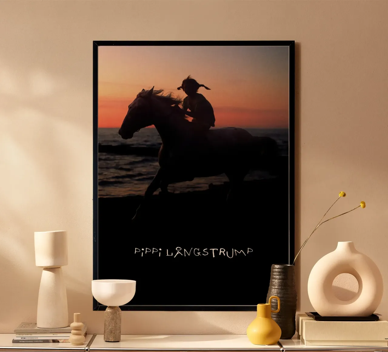 Pippi - Cavalcare al tramonto poster con telaio in plastica da Earl Beeman