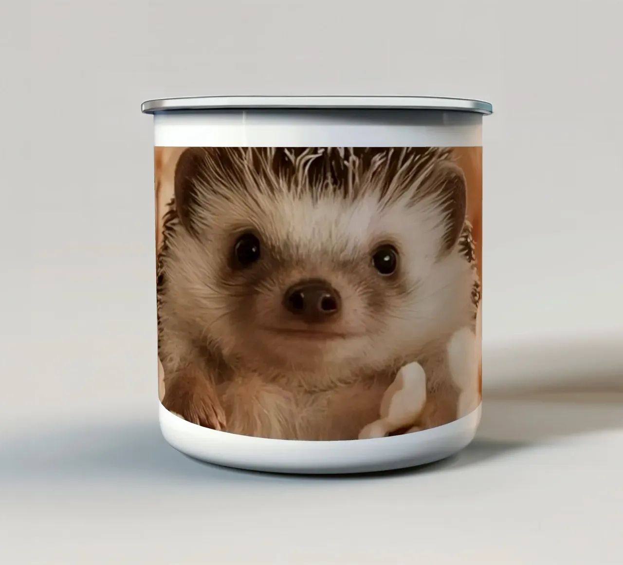 Riccio tra fiori di pesco chiaro tazza in smalto da DesignDoodle