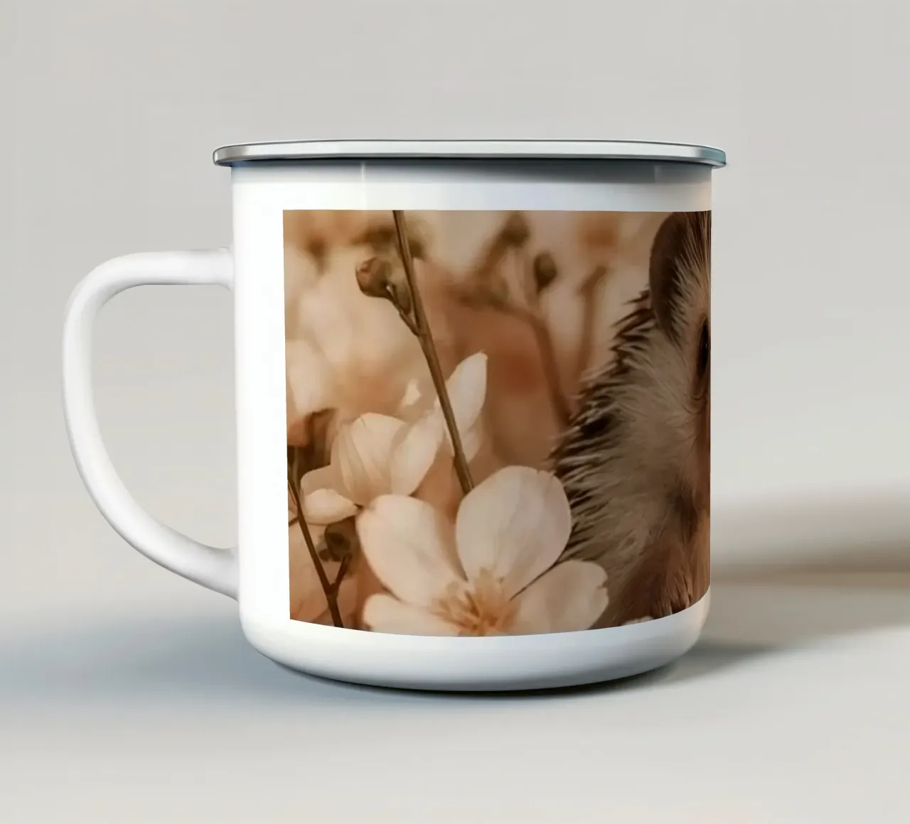 Riccio tra fiori di pesco chiaro tazza in smalto da DesignDoodle